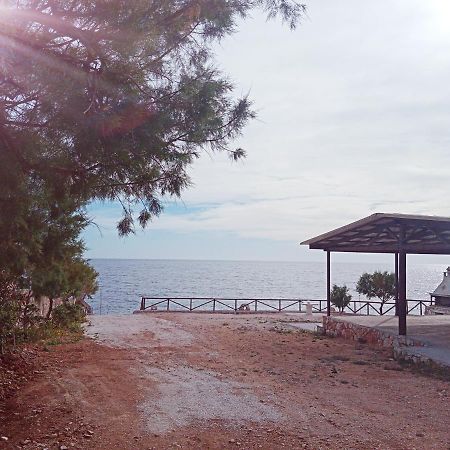 Caravan Fishing Spot Porto Roxa Agios Leon Exterior photo