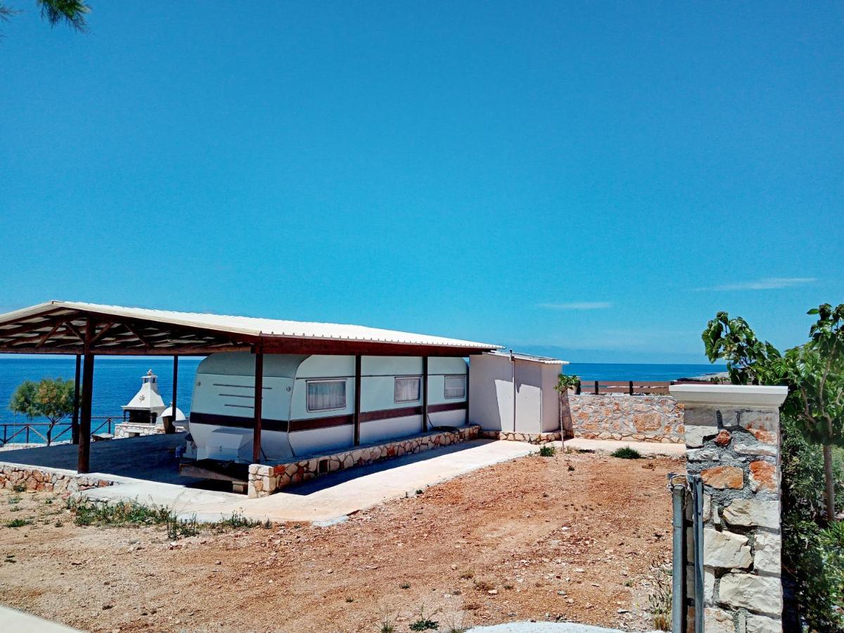 Caravan Fishing Spot Porto Roxa Agios Leon Exterior photo