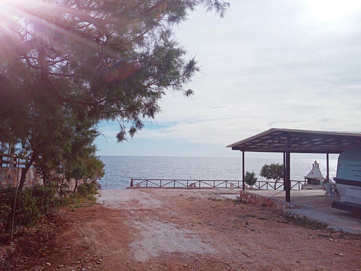 Caravan Fishing Spot Porto Roxa Agios Leon Exterior photo